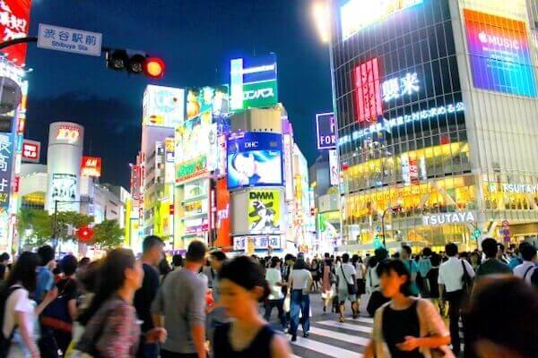 渋谷の夜のスクランブル交差点